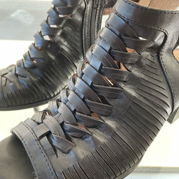 Rockport gladiator black leather sandals/heels in great used condition. Size 7US - Picture 4 of 10